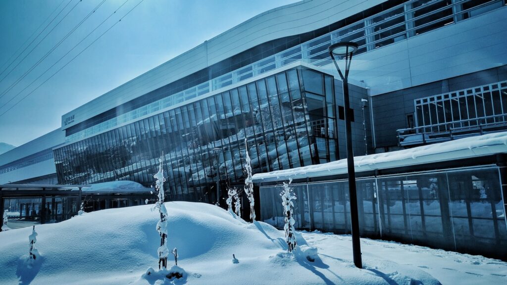 長野飯山站,從這可轉車到斑尾高原、斑尾東急,野澤、木島平等雪場,交通相當方便